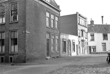 52485 Gezicht op het Pieterskerkhof te Utrecht met de voorgevels van de huizen nrs. 17 (links het hoekhuis)-lager; ...